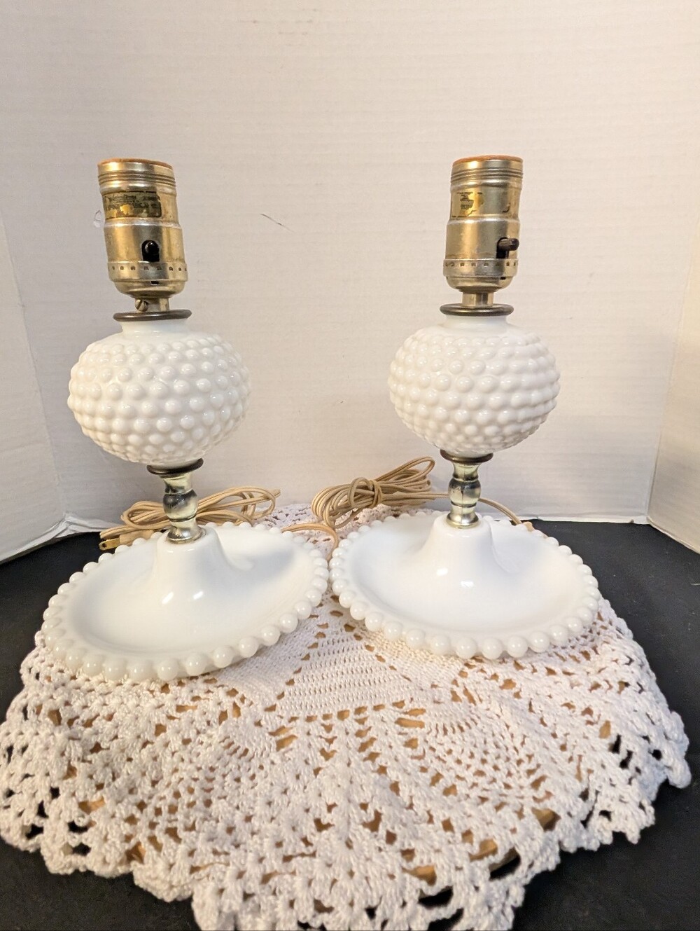 Vintage White Milk Glass Hobnail Table Lamp Scalloped Base Brass Set Lot Of 2